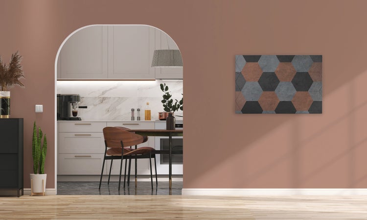 Moderne Küche mit Rundbogenöffnung und Wandbild mit geometrischem Sechseckmuster in einem Wohnbereich mit Parkettboden.