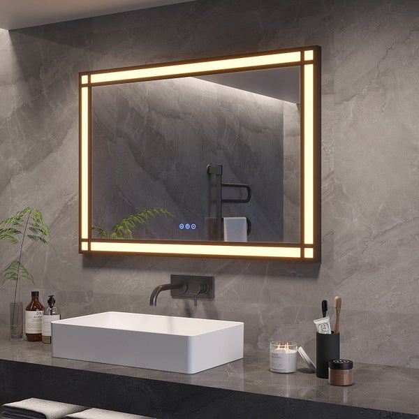 Beleuchteter Badezimmerspiegel mit rechteckigem Rahmen und Touch Funktion über einem Waschtisch mit Aufsatzwaschbecken und dunkler Armatur.
