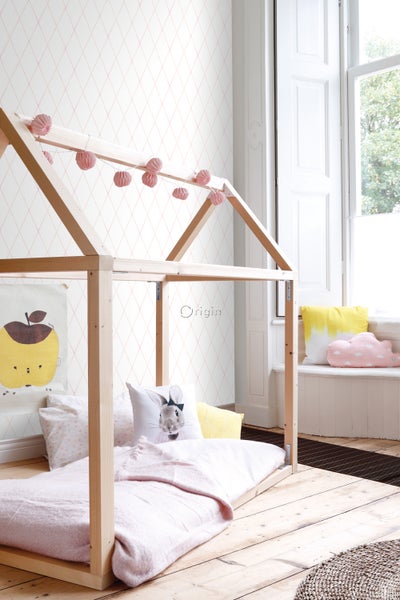 Kinderzimmer mit Betthaus, Wandtapete mit Rautenmuster und Dekoration