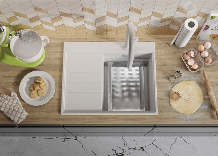 Küchenszene mit Spüle, Armatur, Küchenmaschine und Backzutaten