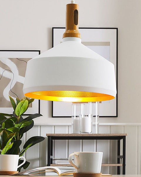 Weiße Hängelampe mit Holzdetails über einem Tisch