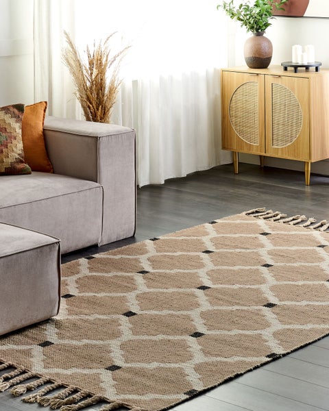 Teppich mit geometrischem Muster und Fransen