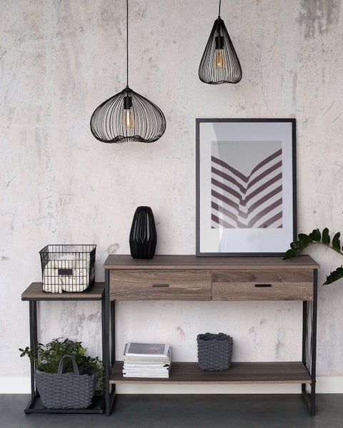 Dekoratives Interieur mit Konsole, Bild, Lampe und Deko-Objekten