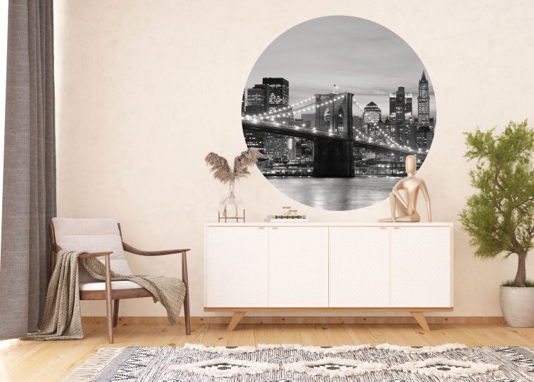 Graue Wachstuch-Tischdecke mit floralem Muster in einem hellen, modernen Küchendesign. ANRO Logo.