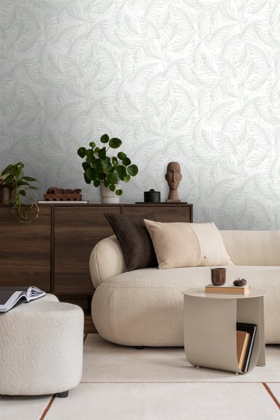 Wohnzimmer mit gemusterter Tapete, Sofa, Beistelltisch und Dekoration