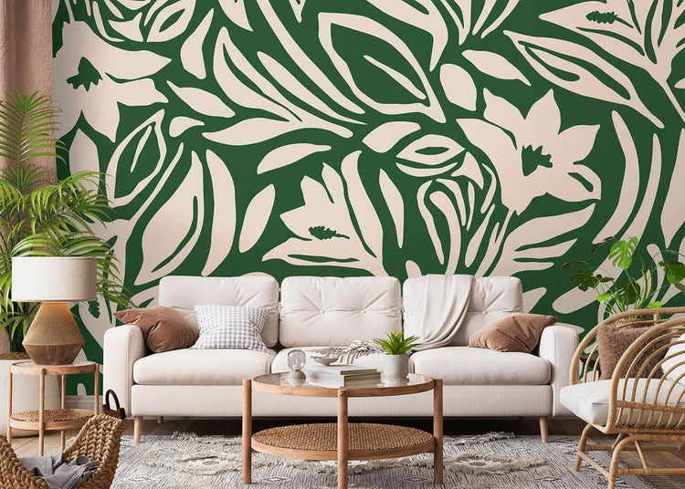 Fototapete mit großem botanischem Blattmuster in einem hellen, modern eingerichteten Wohnzimmer mit Sofa und Holzmöbeln.