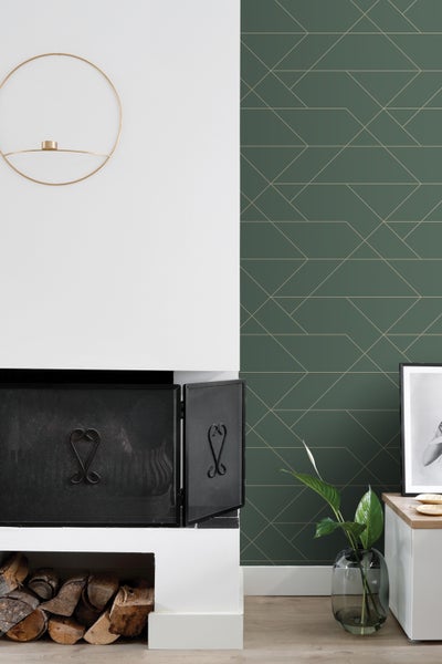 Wohnzimmer mit Kamin und geometrischer Tapete