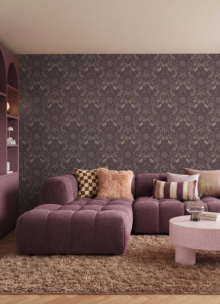 Wohnzimmer mit gemusterter Tapete, Sofa und Teppich