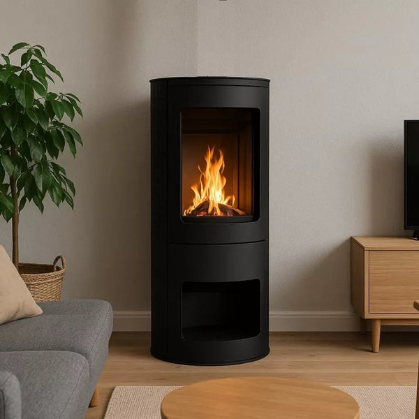 Schwarzer Kaminofen im Wohnzimmer mit brennendem Feuer