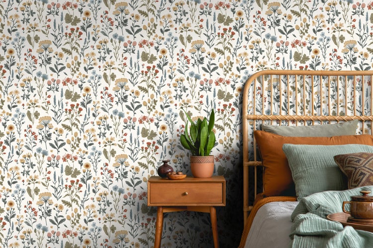 Schlafzimmer mit floraler Tapete, Holzbett und Nachttisch