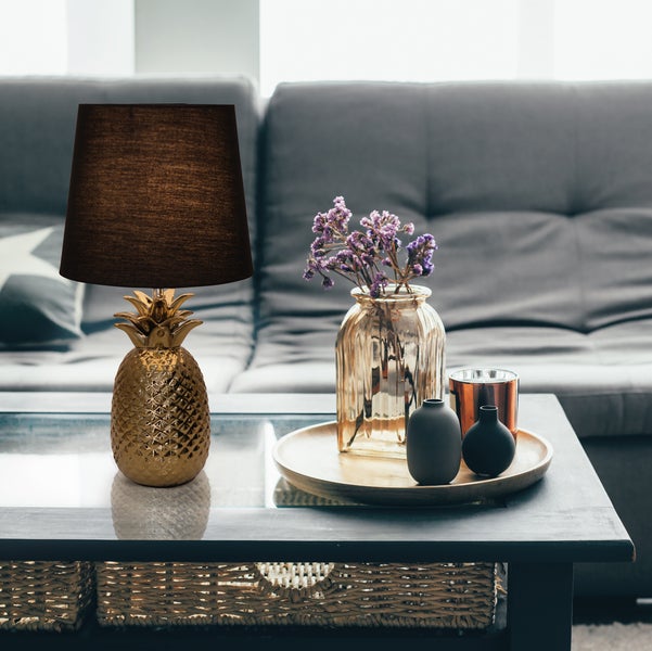 Dekorative Ananaslampe mit Lampenschirm auf einem Tisch