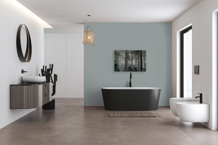 Modernes Badezimmer mit freistehender Badewanne, wandhängendem Waschbecken und Toilette, minimalistisches Design mit gedeckten Erdtönen.