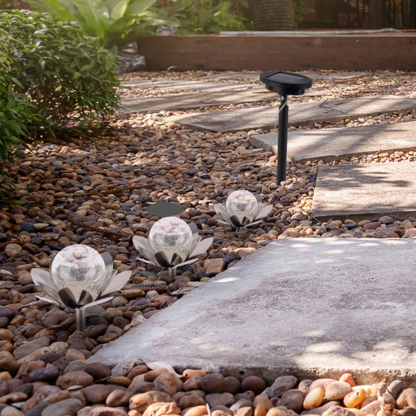 Gartenweg mit Solarleuchten in Blumenform und einer Solarleuchte mit Stab