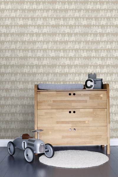 Dekoratives Kinderzimmer mit Wickelkommode, Spielzeugauto und Stadthaus Tapete