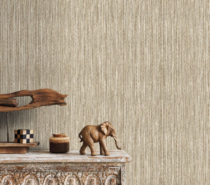 Beige Tapete mit vertikalen Linien auf einer Wand mit dekorativen Elementen auf einem Regal