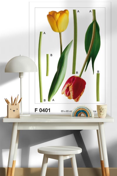 Dekoratives Wandbild mit Tulpenmotiven auf einem Schreibtisch