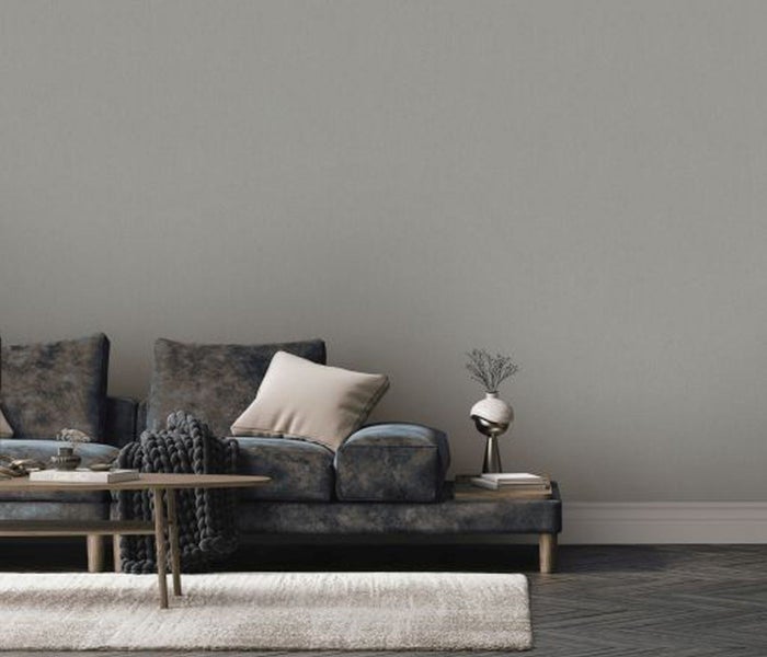 Wohnzimmer mit Sofa, Tisch und Dekoration für eine gemütliche Atmosphäre