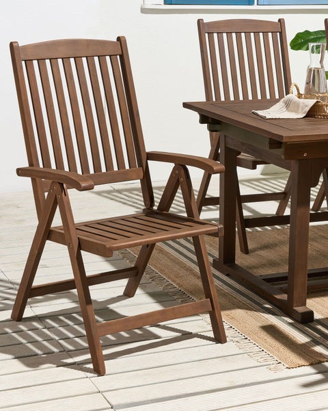 Gartenszene mit einem Gartentisch und einem Holzstuhl