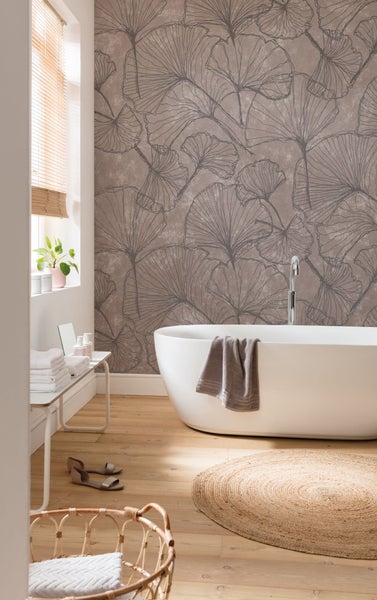 Helles Badezimmer mit freistehender Badewanne, gemusterter Tapete und Holzboden