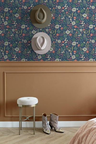 ESTAhome Tapete Blumen Dunkelblau, Grün und Terrakotta - 50 x 900 cm - 131071