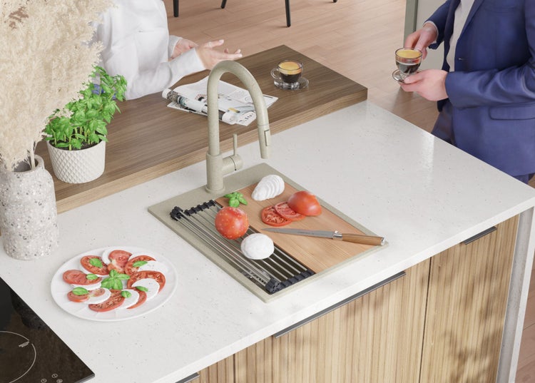 Küchenszene mit Spüle, Armatur, Schneidebrett, Tomaten, Mozzarella und Basilikum