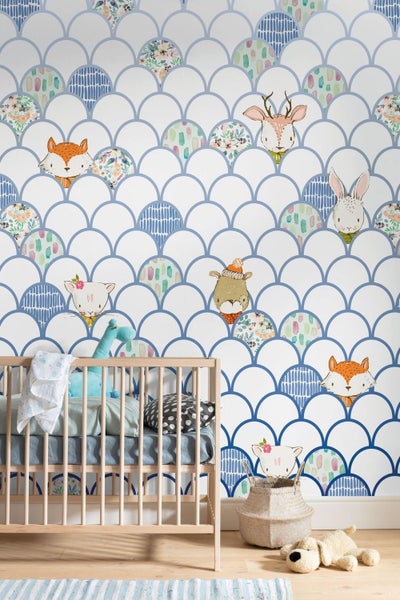 Babyzimmer mit Kinderbett und Tapete mit Tiermotiven