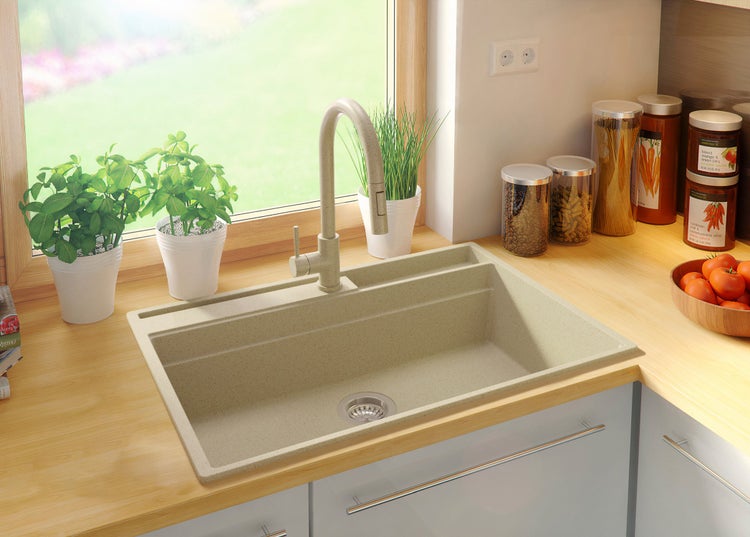 Küchenspüle mit Armatur und Abtropffläche in einer hellen Küchenumgebung.