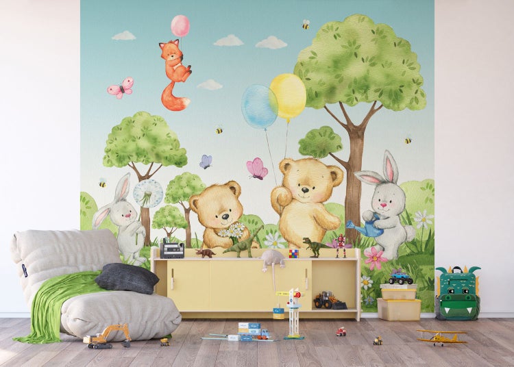 Kinderzimmer mit einer Tapete mit Bären-, Hasen- und Fuchs-Motiven