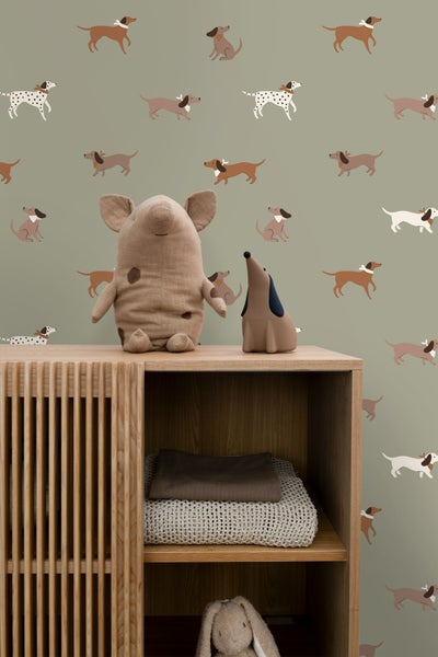 Quadratischer Pavillon mit Sonnensegel im Garten