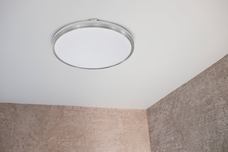 Helles Schlafzimmer mit Doppelbett, Nachttischlampen und Balkon