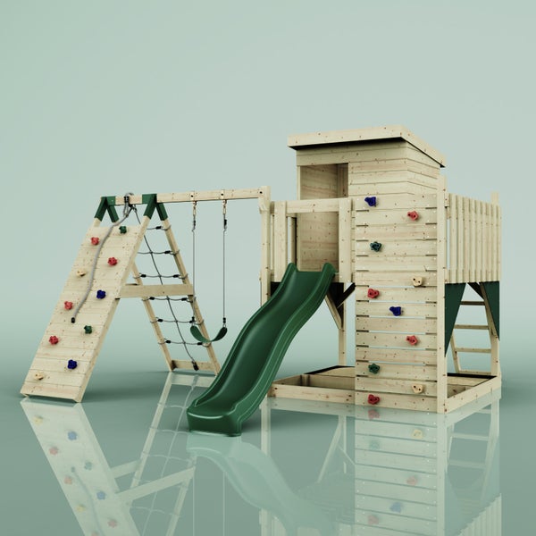 Spielturm aus Holz mit Rutsche, Sandkasten, Kletterwand und Strickleiter.