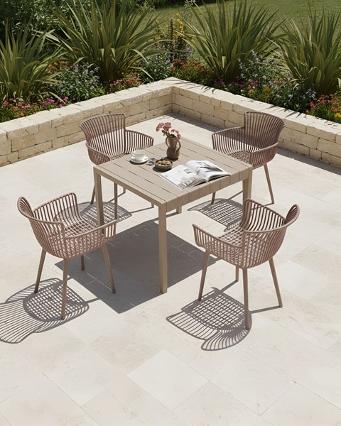 Gartensitzgruppe mit Tisch und vier Stühlen auf einer Terrasse