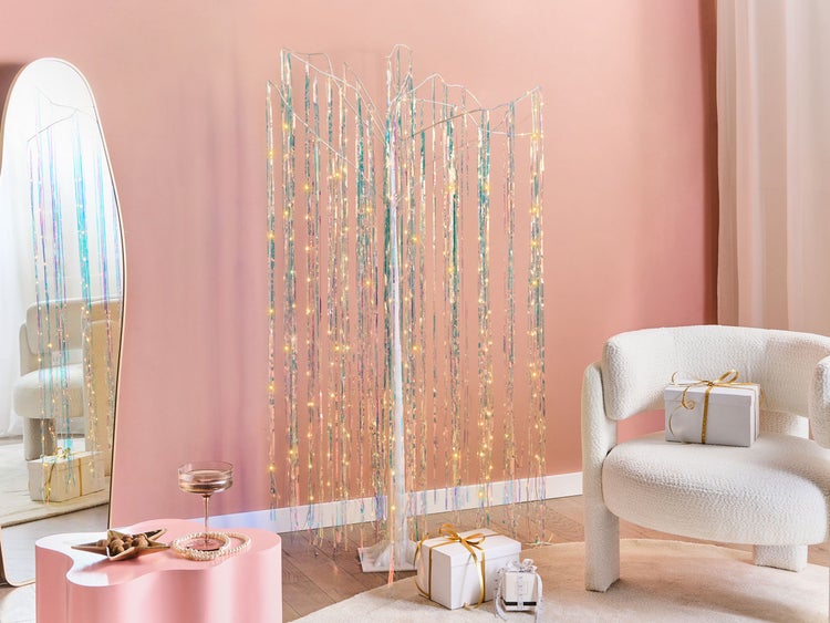 Gartensitzgruppe aus Holz mit Tisch, Stühlen und Auflagen auf einer Terrasse