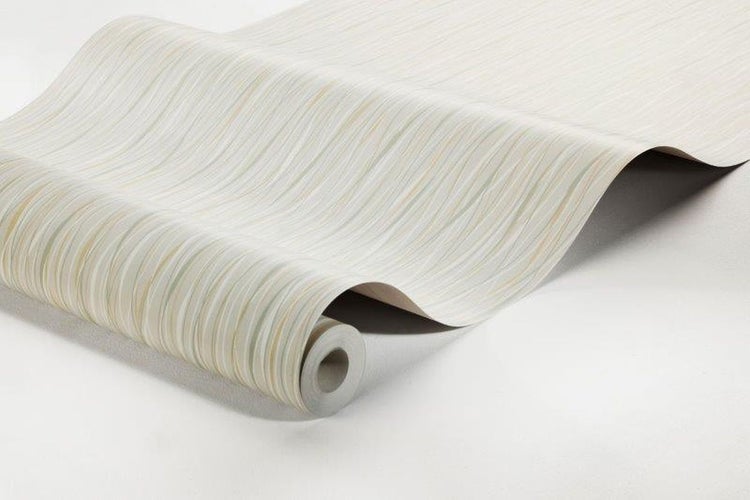 Akkubetriebener Winkelschleifer schneidet Bewehrungsstahl mit Funkenflug.