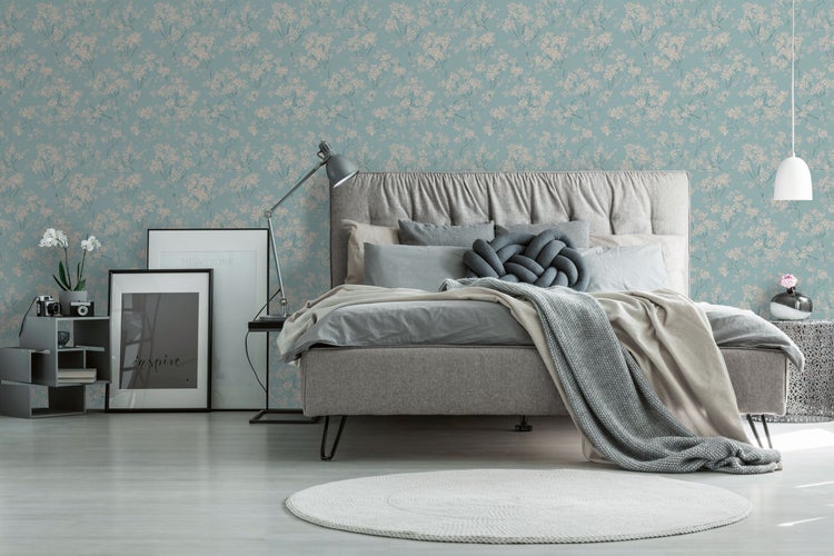 Schwarze Küchenspüle mit schwarzem Wasserhahn auf einer hellen Arbeitsplatte.