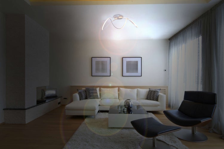 Wohnzimmer mit Sofa, Sessel, Couchtisch, Teppich und Deckenleuchte