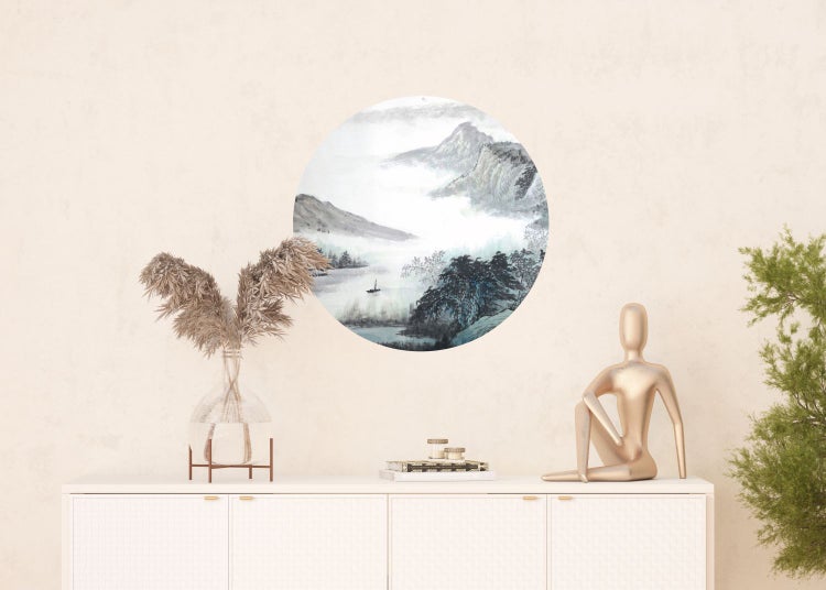 Dekorative Szene mit Sideboard, Vase mit Ziergras, Figur und Wandbild