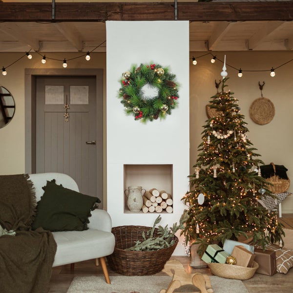 Dekoratives Wohnzimmer mit Weihnachtsbaum, Kranz und gemütlicher Atmosphäre