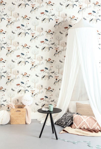 Hand mit einem Exzenterschleifer beim Schleifen einer Oberfläche