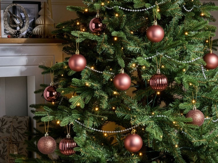 Szene im Freien mit Mann auf Sonnenliege, Tisch mit Getränken und Essen unter einem Sonnenschirm am Meer