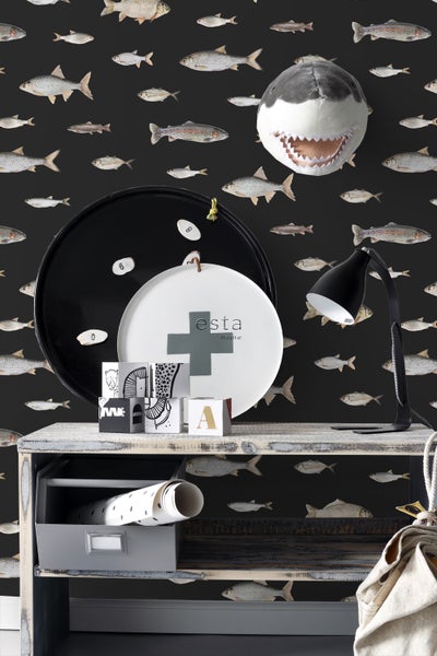 Dekoratives Zimmer mit Fischtapete, Regal, Tischlampe und Accessoires