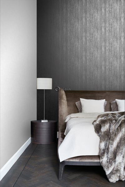 Schlafzimmer mit Bett, Nachttisch und Wandtapete mit Holzstruktur