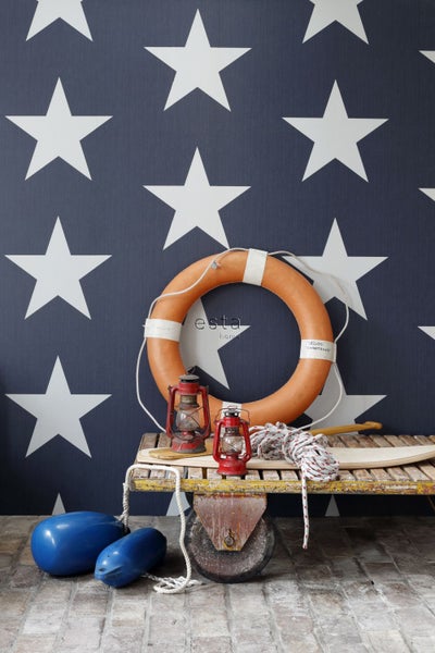 Dekorative Szene mit Rettungsring, Laternen und Seil vor einer Tapete mit Sternenmuster.