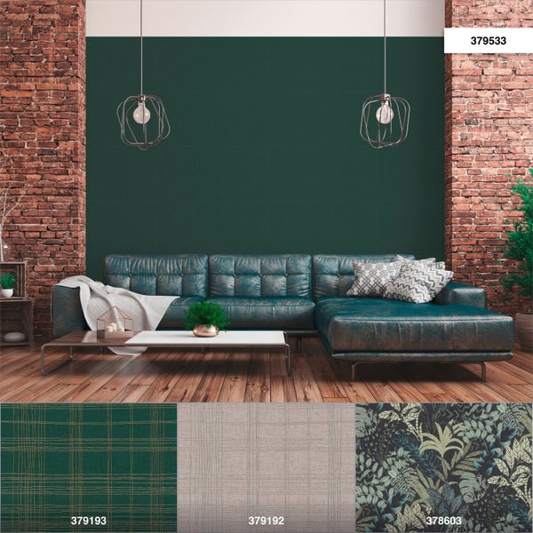 Wohnzimmer mit grüner Wandtapete, Ziegelwand und Sofa sowie Mustertapeten