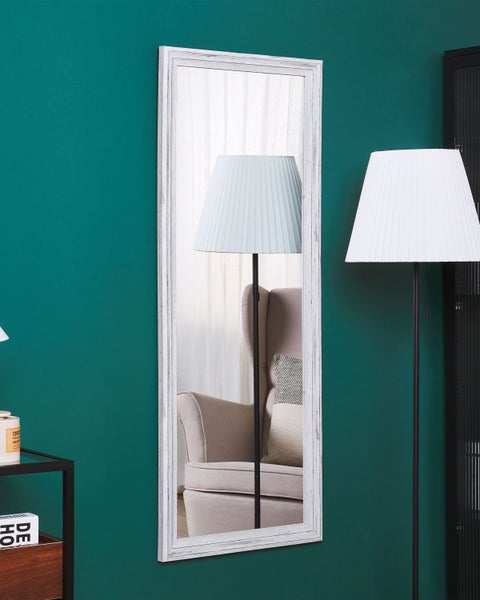 Rechteckiger Wandspiegel mit weißem Rahmen im Landhausstil