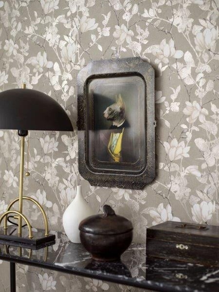 Zwei Fenster mit Multifunktionsfolie, eines mit Licht im Haus und eines ohne Licht im Haus. MARAPON Logo