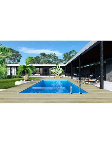 Außenansicht eines Pools mit Holzdeck und Leiter in einem Garten mit Palmen und einem modernen Haus