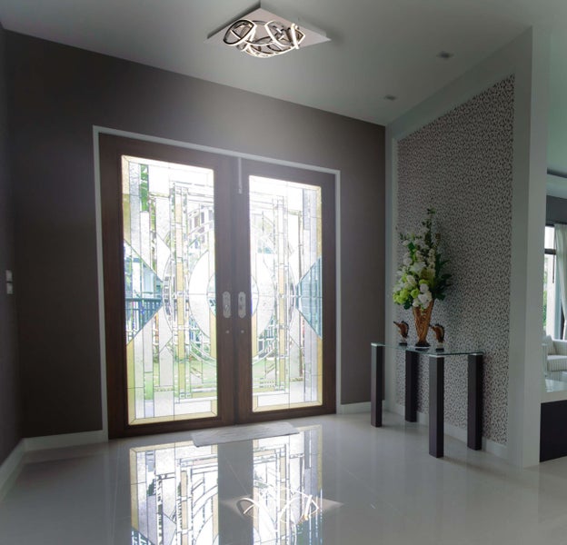 Eingangsbereich mit Doppeltür, Deckenleuchte und dekorativer Inneneinrichtung.