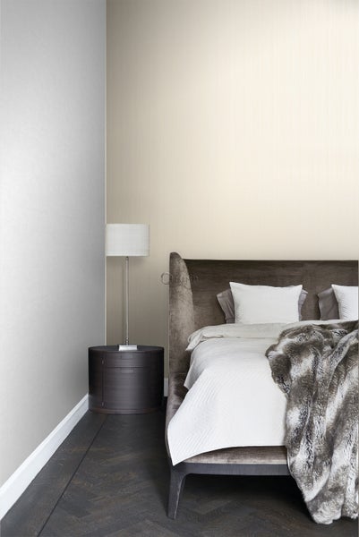 Schlafzimmer mit Bett, Nachttisch und Stehlampe