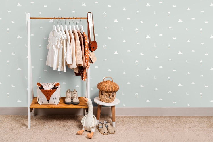 Kinderzimmer mit Kleiderständer, Kleidung, Spielzeug und Accessoires.